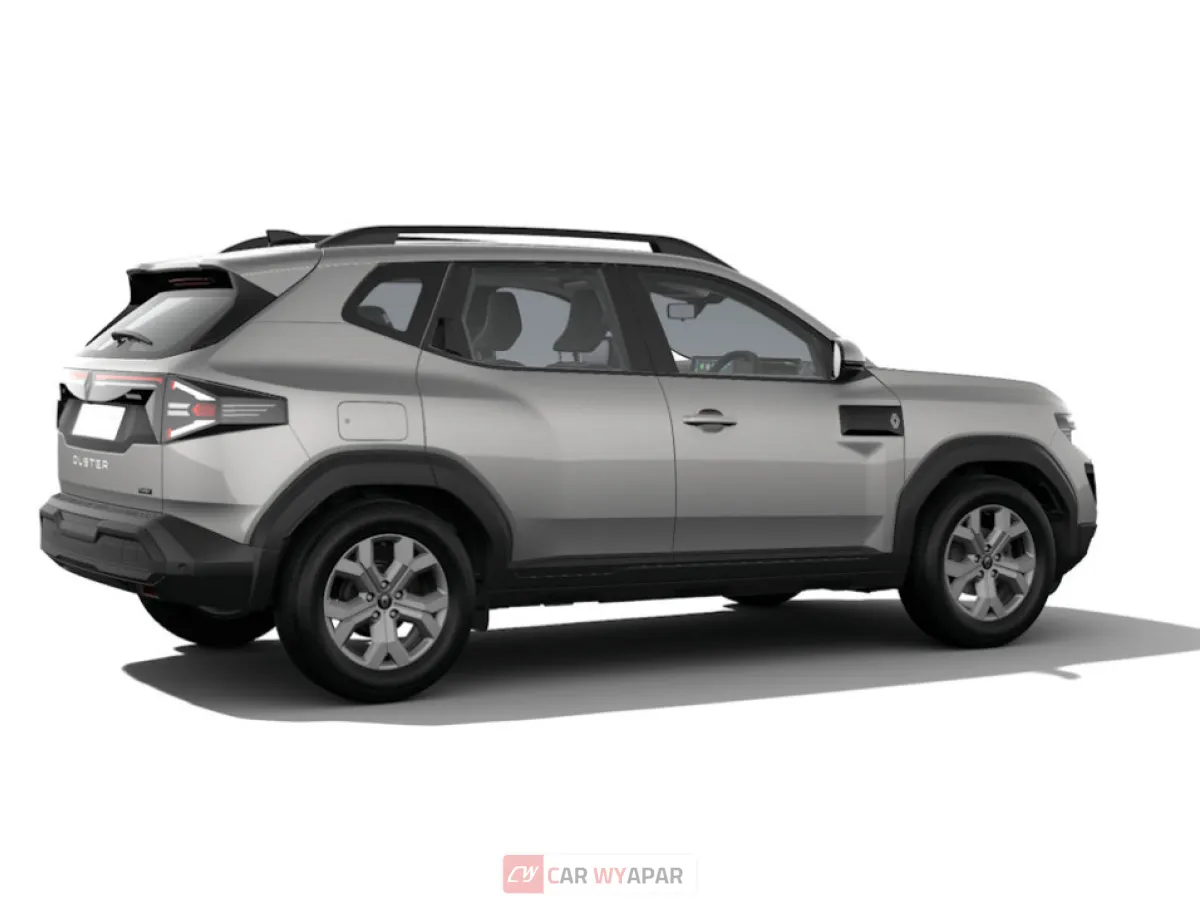 Side profile of the silver Renault Duster Evolution variant featuring five-spoke alloy wheels and blacked-out B-pillars.
